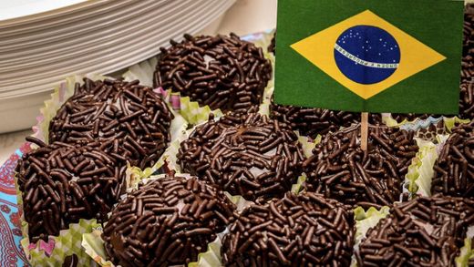 Receta de Brigadeiros de chocolate, dulces típicos de Brasil ...