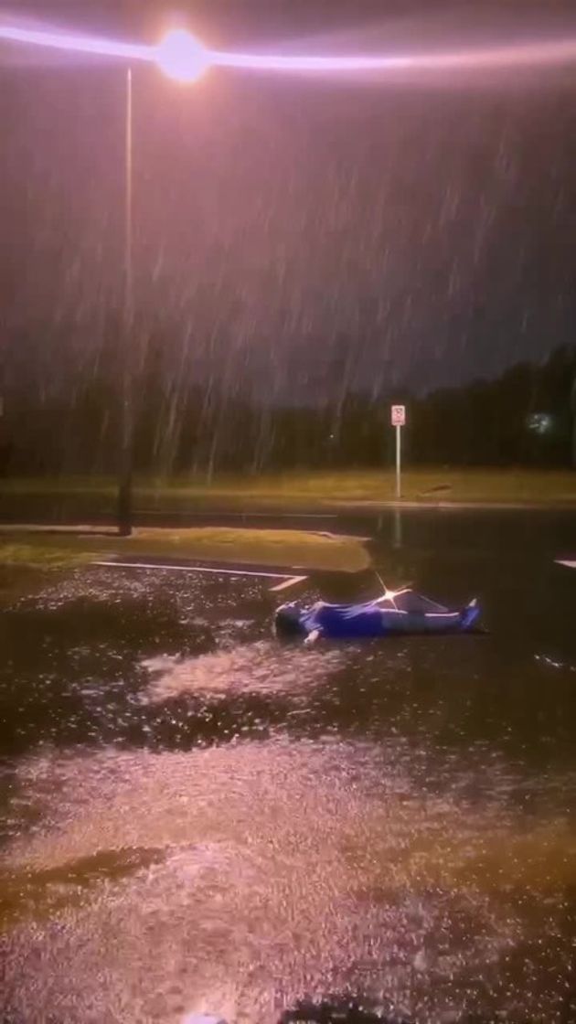 Moda Deitar na rua/calçada para não ser atropelado(a) na chuva ⚡️