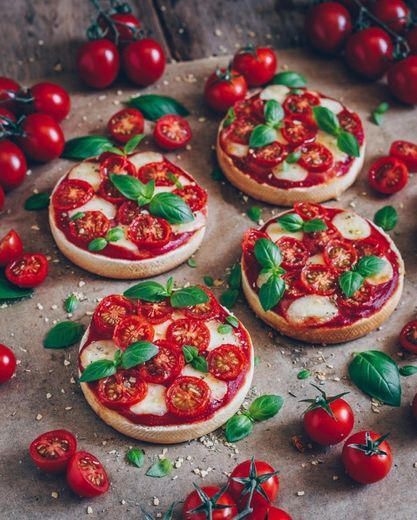 Pizza toast with tomatoes and mozzarella (vegan) - Bianca Za