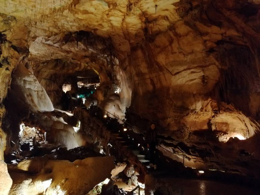 Place Grutas de Mira de Aire - Empreendimentos Turisticos e Espeleológicos S.A