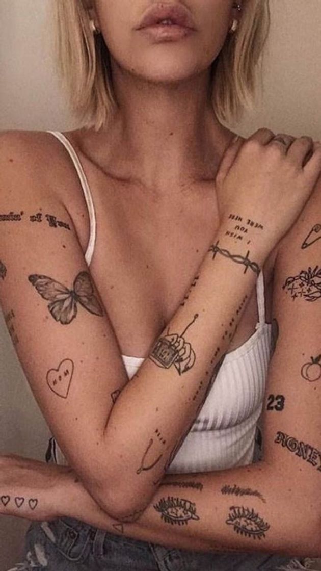 Fashion Braço feminino com várias tattoos lindas - inspiração