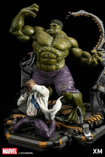 Hulk statue