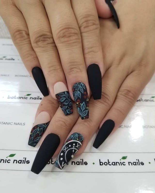 Moda Black Nails 