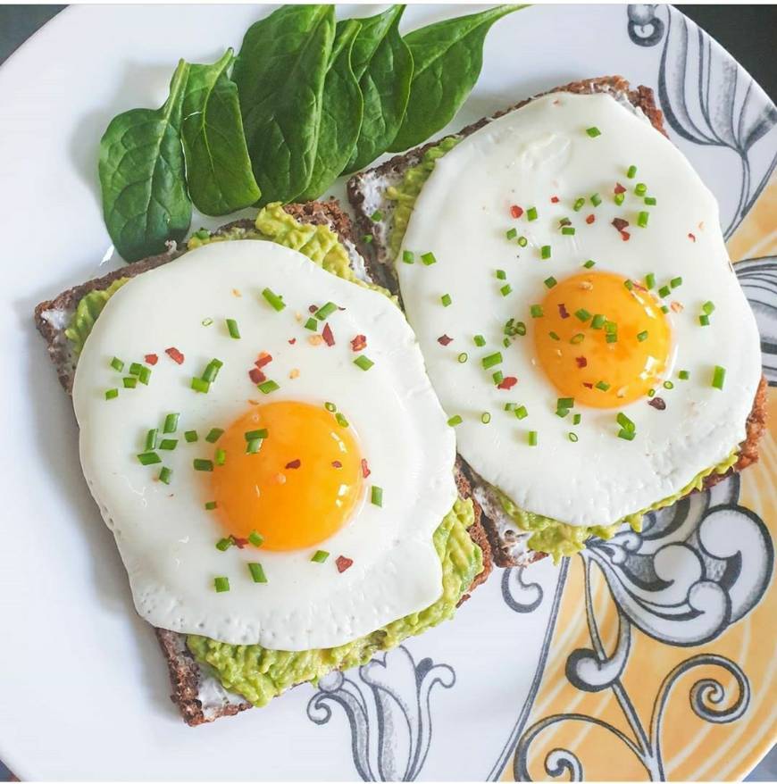 Fashion Eggs & avocado on toast