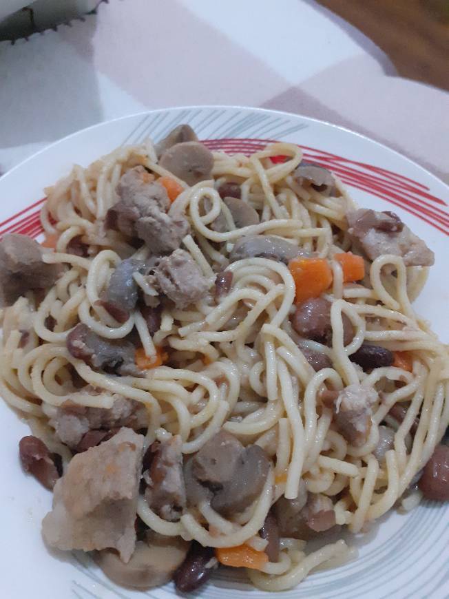 Social Massa com carne, cogumelos e feijão 