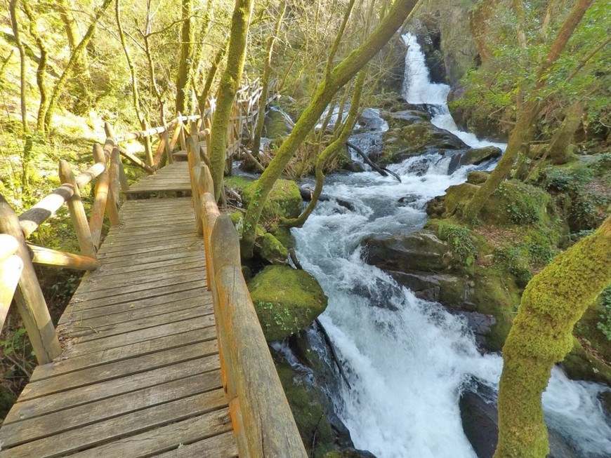 Lugar Fervenza de RAXOI. Río Valga
