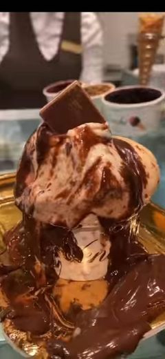 Taça de gelato com cobertura de chocolate