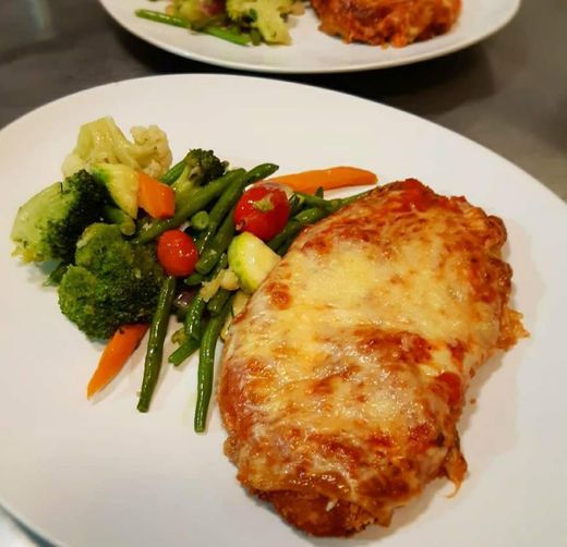 Parmegiana de filé de frango e legumes