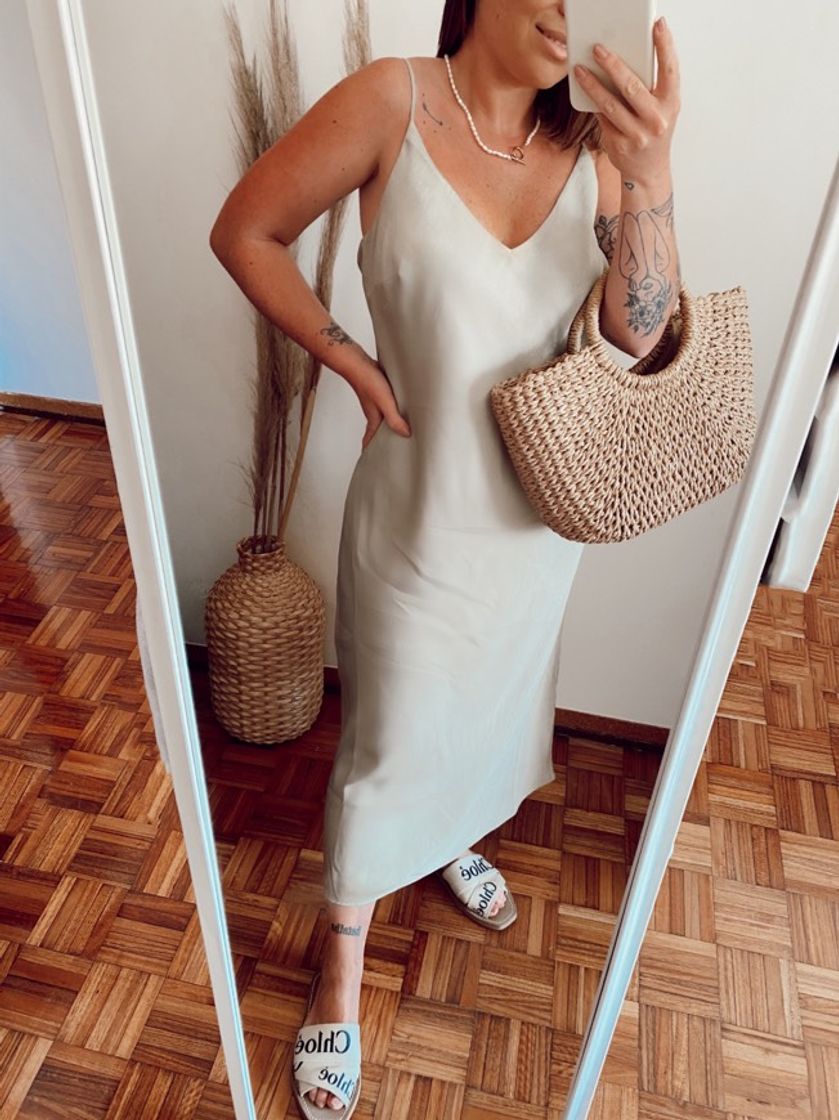 Moda Vestido em cetim decote em V 