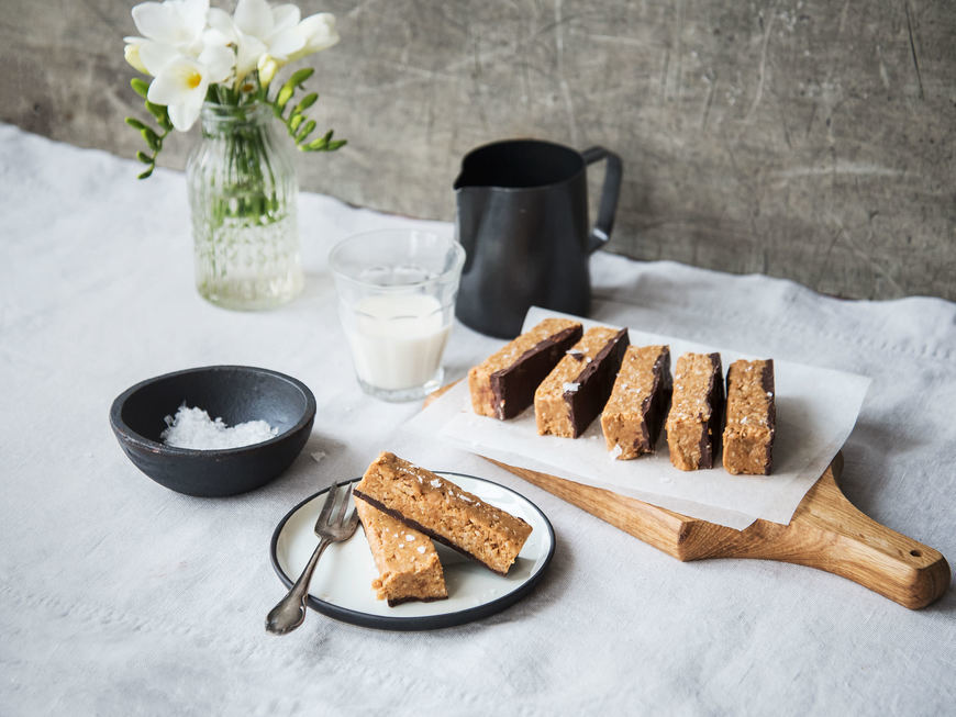 No-bake chocolate peanut butter oat bars