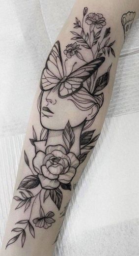 Tatuagem borboleta com flores 