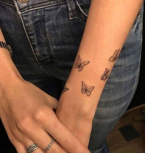 Tatuagem feminina de borboleta 