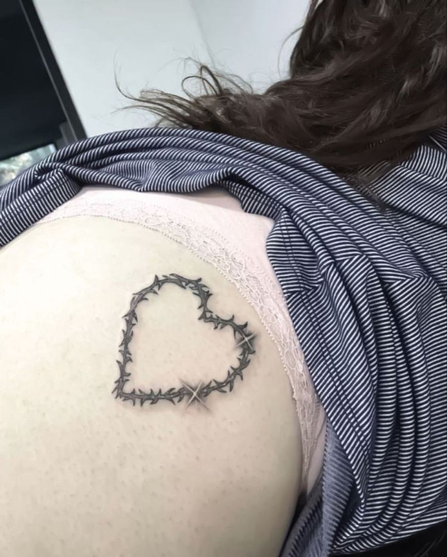 Fashion tattoo grunge coração arame