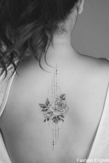 Tatuagem de flor para as costas