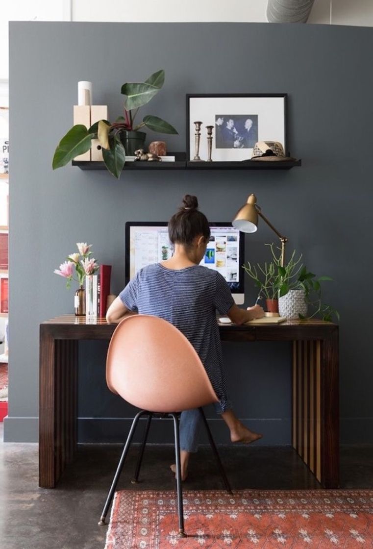 Moda Home office com parede escura