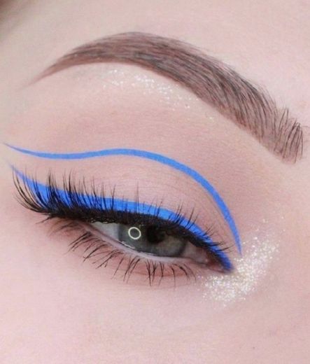 Maquiagem simples com delineado azul