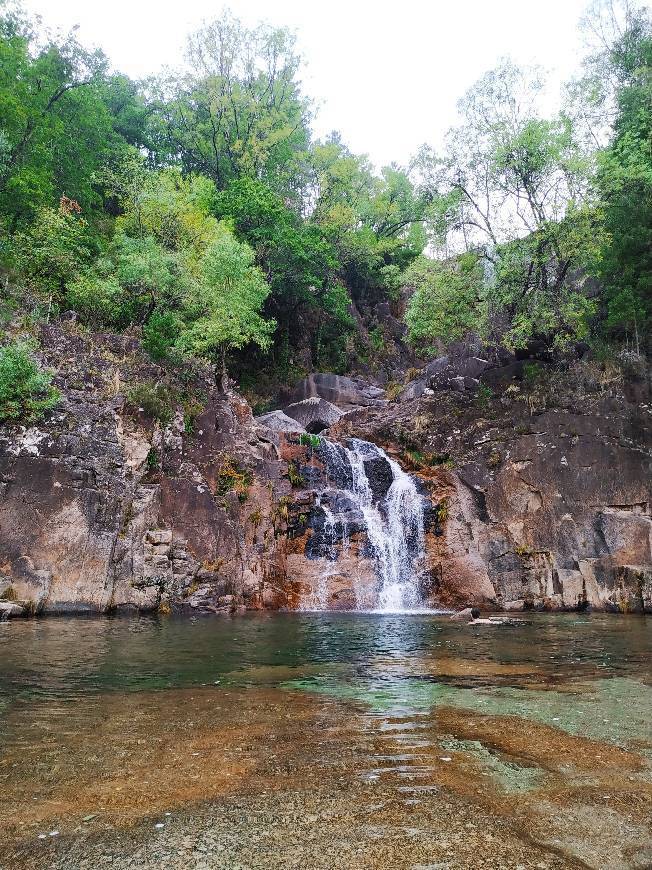 Lugar Cascata Fecha de Barjas (Tahiti)