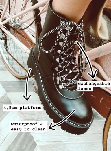 Black boots
 – laagam