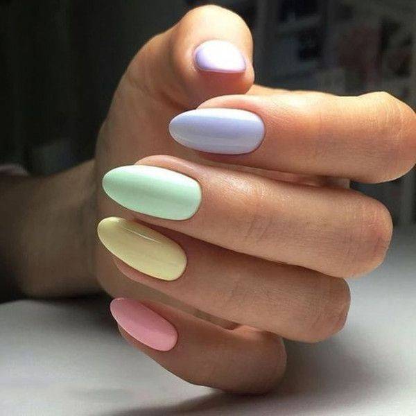 Moda Colorful nails with pastel colors 