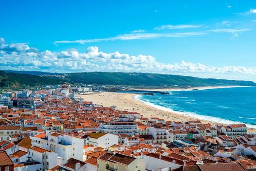 Nazaré, conheça a cidade famosa pelas ondas gigantes. 