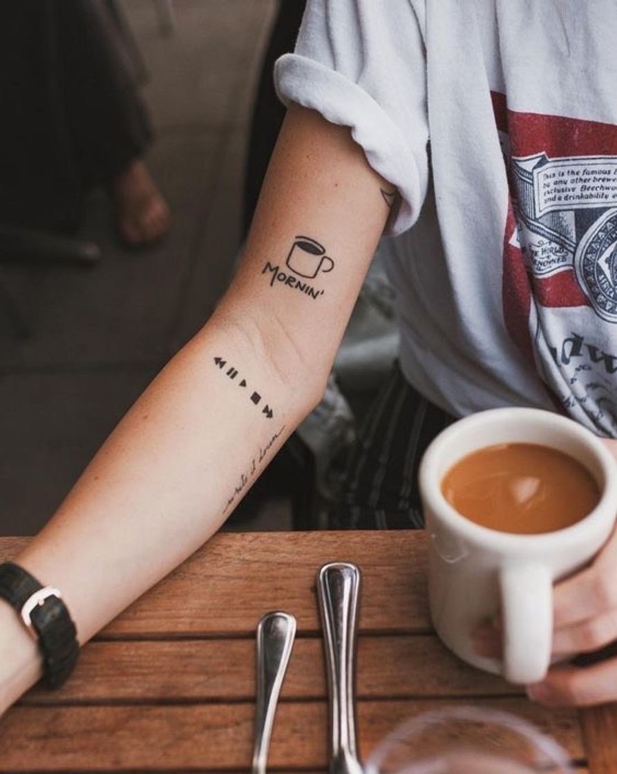 Fashion Essa tattoo é perfeito para quem é viciado em café 