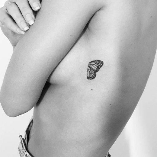 Tattoo minimalista feminina 