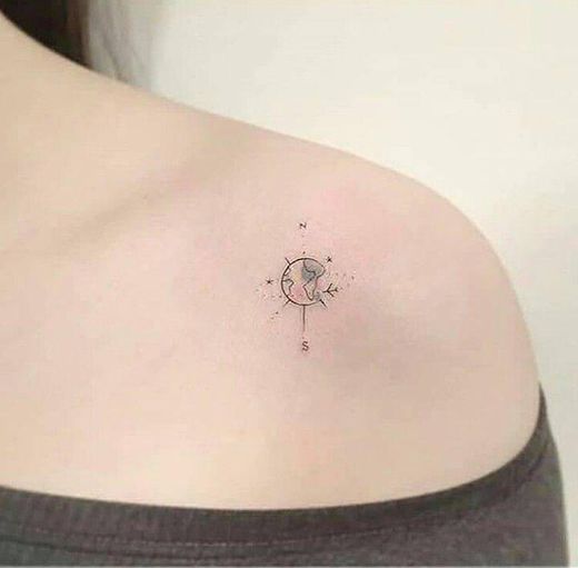 Tattoo minimalista feminina 