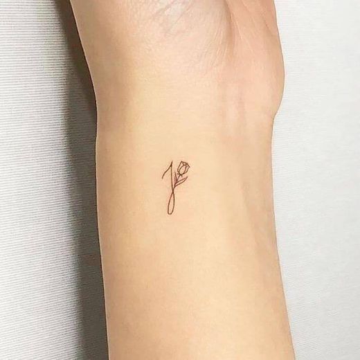 Tattoo minimalista feminina 