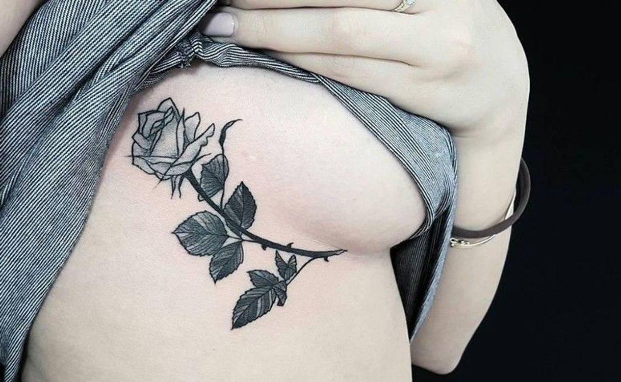 Moda Tatuagem Feminina no seios