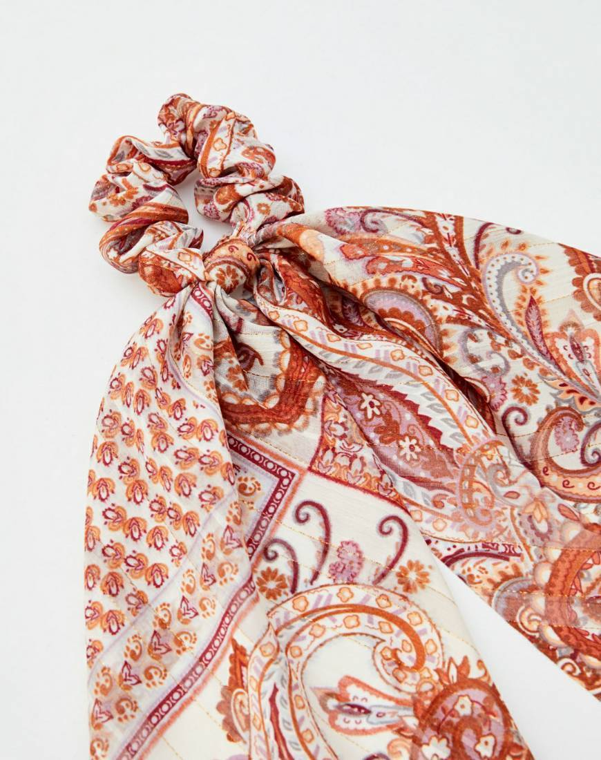 Scrunchie com laço 