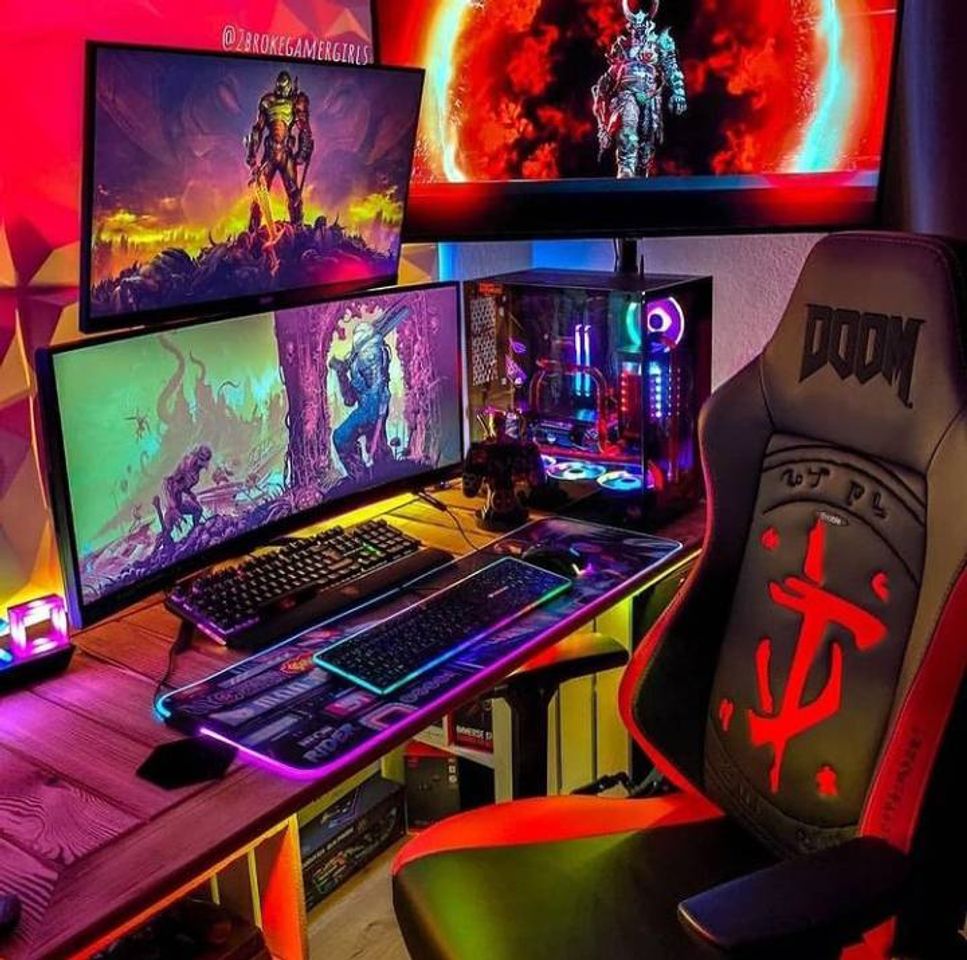 Moda Setup gamer com três monitores 