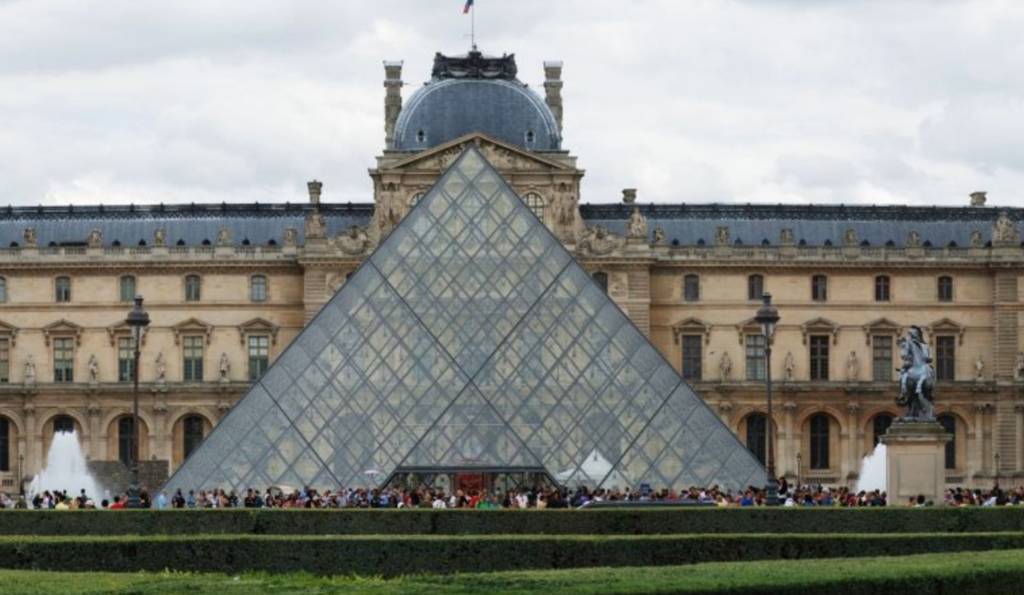 Place Museo del Louvre