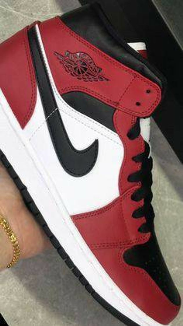 Moda Air Jordan 1- red, black and white