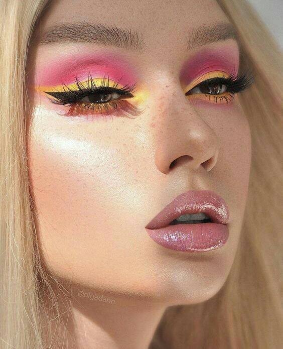 Fashion Make com delineado colorido para se inspirar