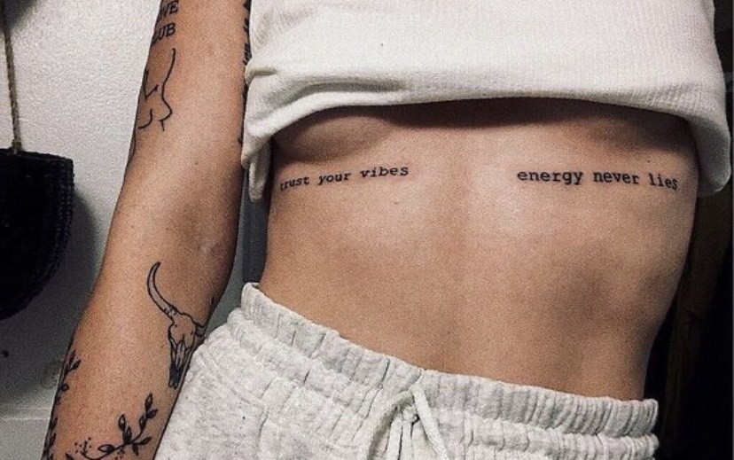 Fashion Underboob tattoo de frases