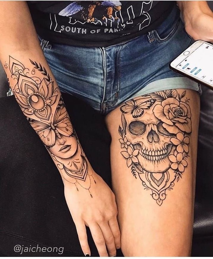 Social Tatuagem no braço e coxa