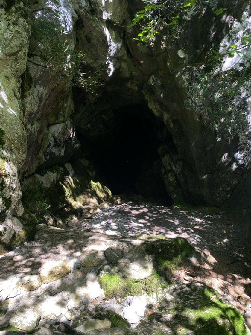 Places Cueva del Ibón