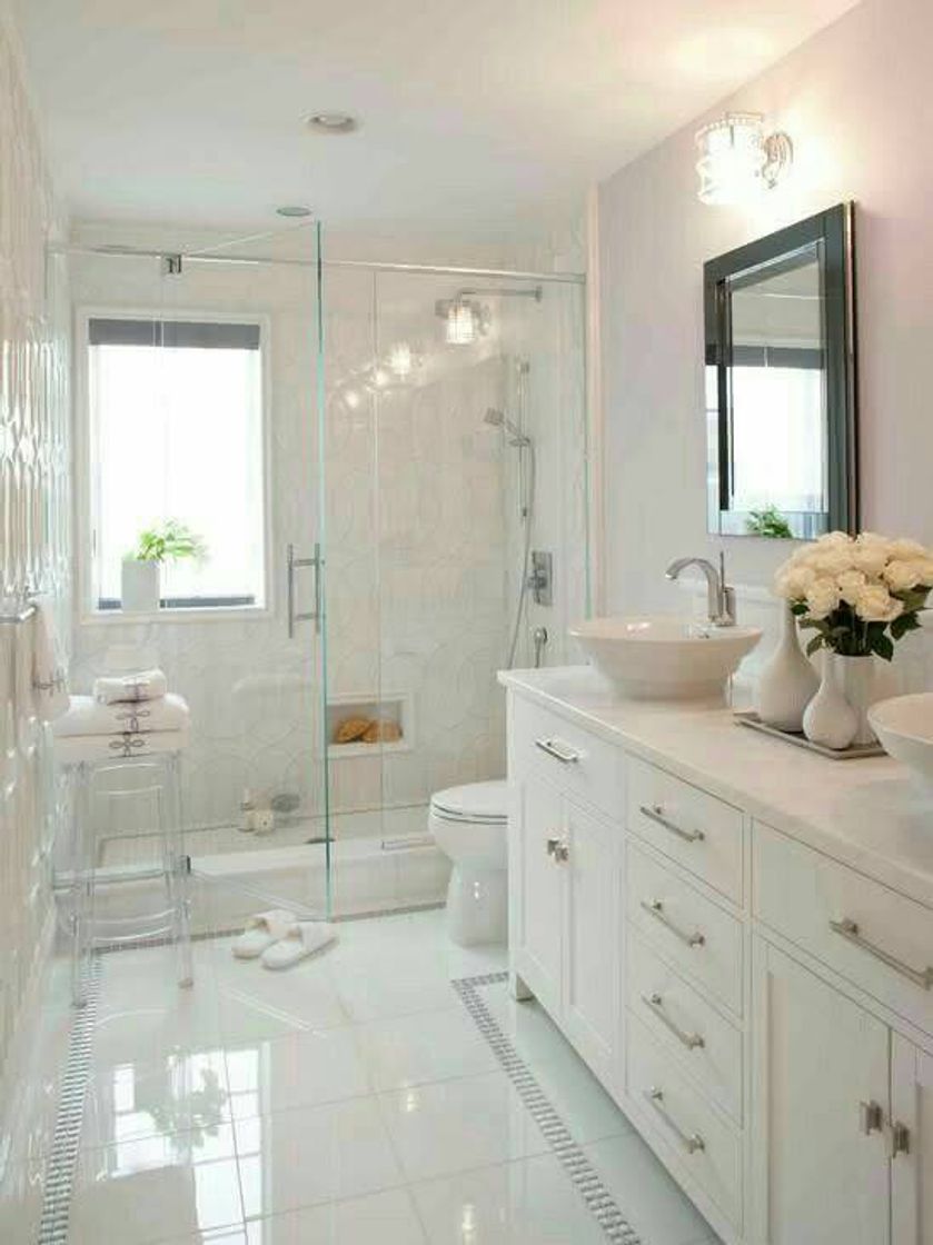 Moda white bathroom