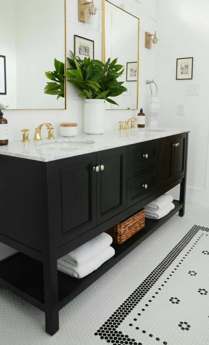 Moda black and white bathroom