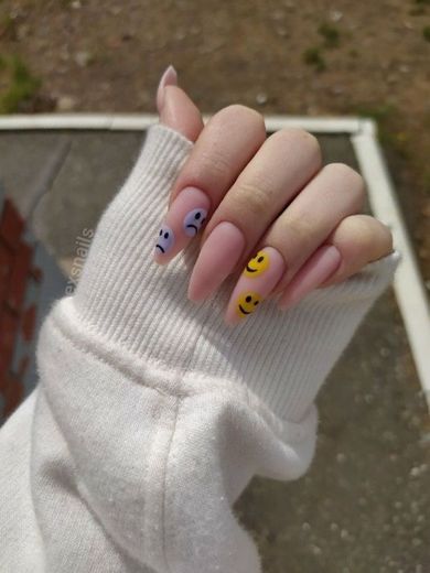 Dica de nail art: os famosos emojis 🙂🙃 