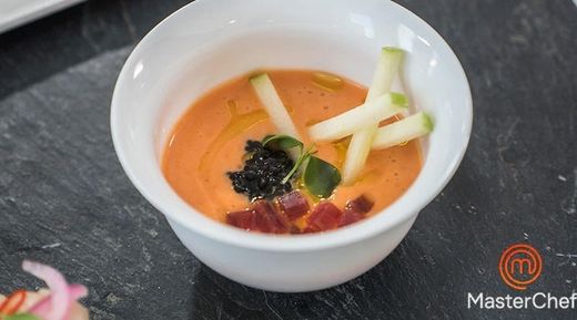 Salmorejo picante con manzana ácida y mojama