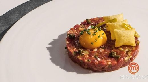 Steak tartar con patatas soufflés