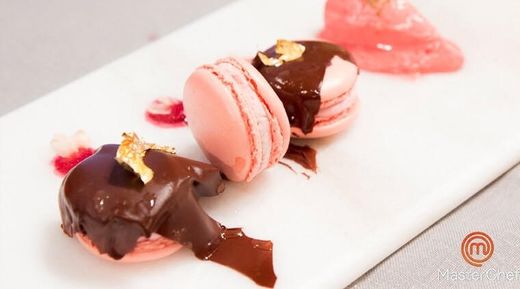 Macarons de frambuesa y chocolate con helado de frambuesa