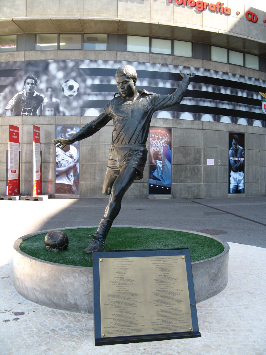 Place Eusébio statue