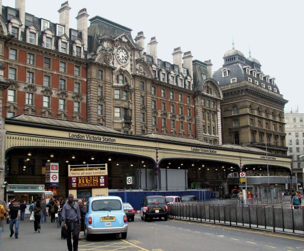 Place Victoria Station