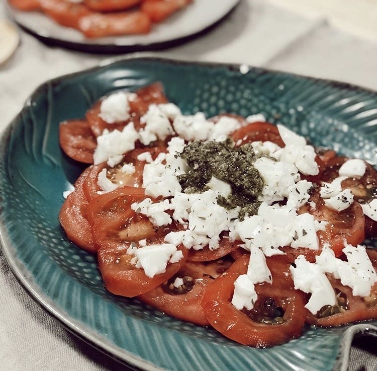 Moda Ensalada de tomate con queso y pesto