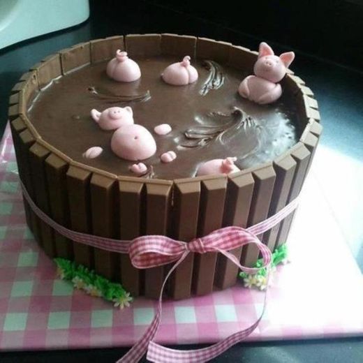 Kit Kat Piggy Cake