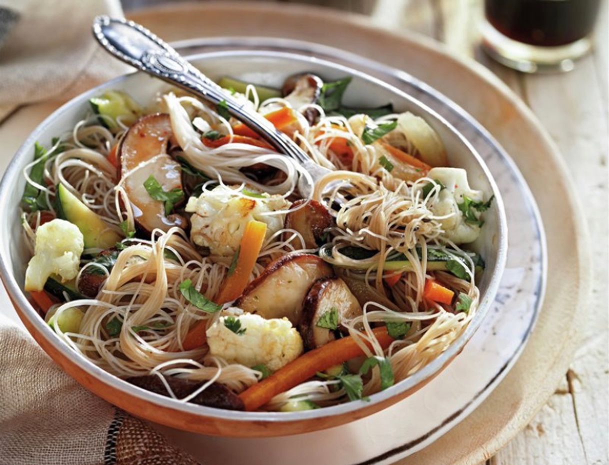 Moda Salteado de fideos de arroz con coliflor y setas