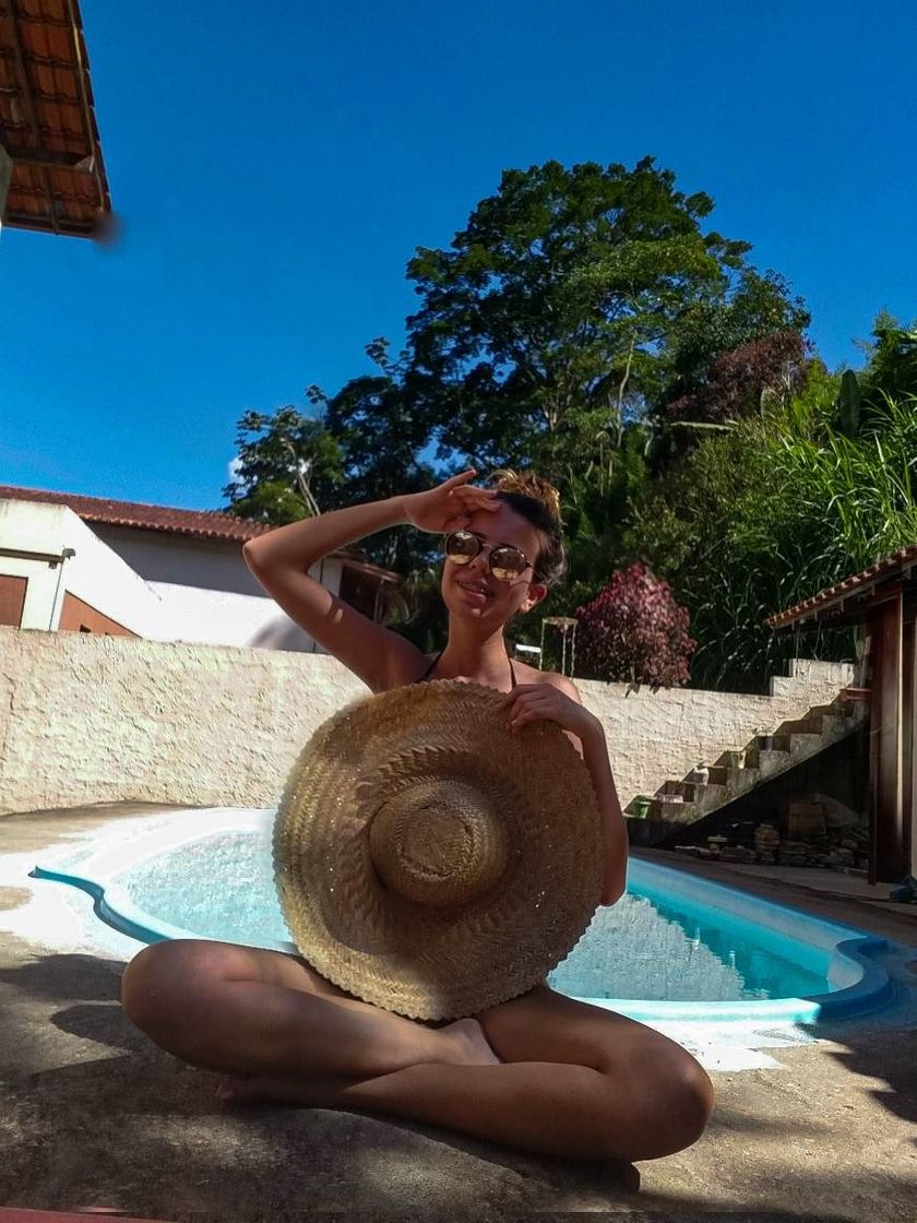 Moda Pose de foto na piscina com chapéu perfeita