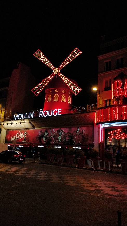 Place Moulin Rouge